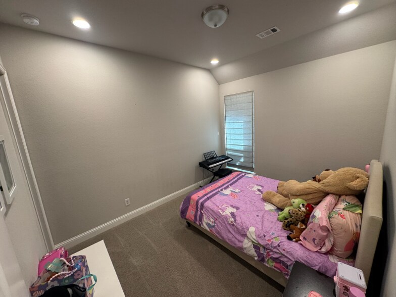 Building Photo - 801 Dragon Banner Dr