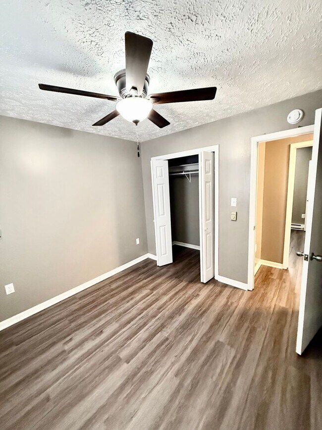 Building Photo - Duplex/ 2 -2 bedroom 1 bath with detached ...