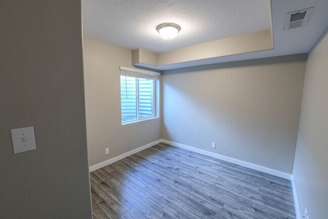 Building Photo - 4 Bed 3.5 Bath Townhome in Bluffdale!!! January Rent Free!!
