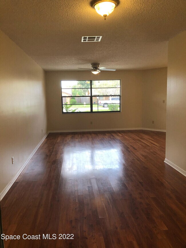 Building Photo - 3137 Village Park Dr