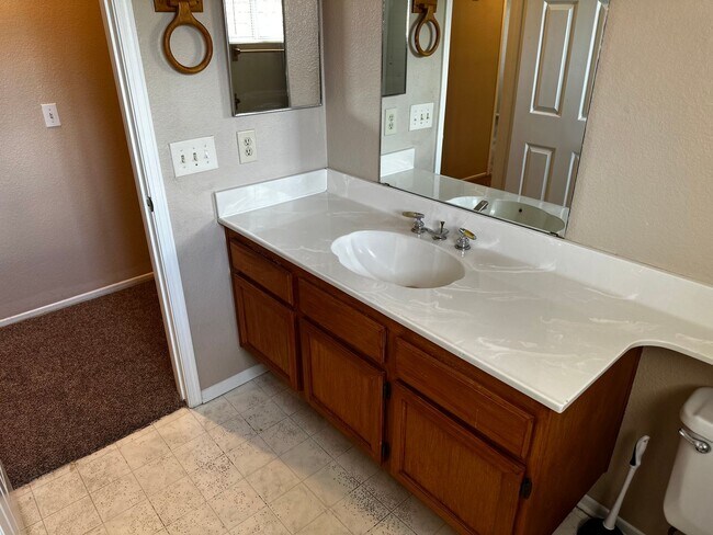 Building Photo - Beautiful Orangecrest Rental – Move-In Ready!