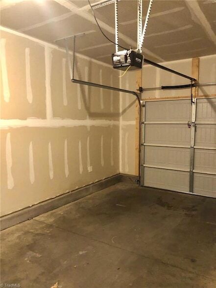 Building Photo - 825 Falls Grove Trl