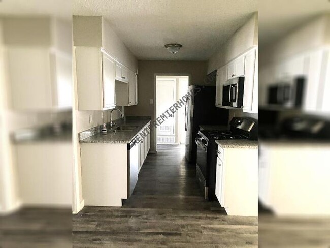 Building Photo - 6121 Singing Hills Dr