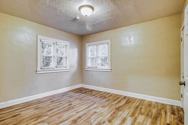 Building Photo - Charming 3-Bed, 1.5-Bath Home with Garage & Modern Comforts - Available NOW!