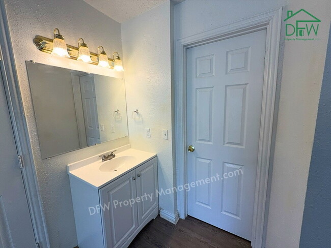 Building Photo - 3 Bed / 2 Bath Townhome - Fenced Yard, Community Pool