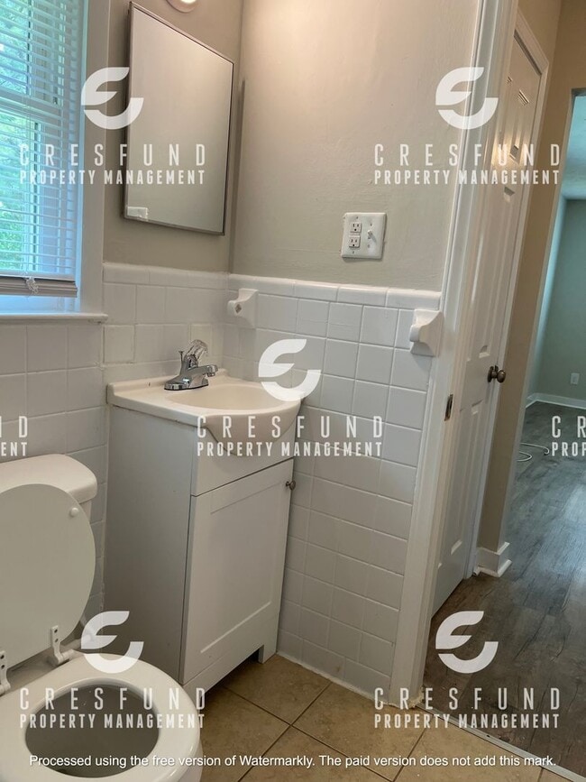 Building Photo - 2ND FLOOR Spacious & Updated 1 Bed, 1 Bath Apartment
