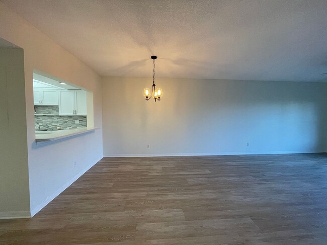 Building Photo - Unfurnished 2 BR 2 Bath Annual Rental in R...