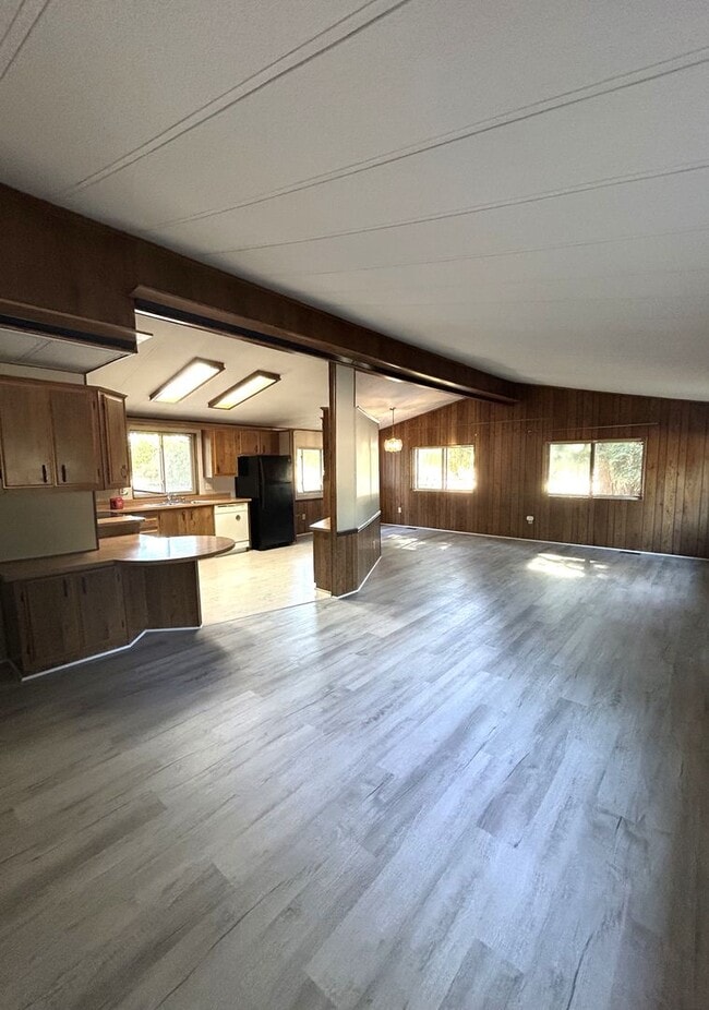 Building Photo - 2 bedroom 2 bath with large front & back y...