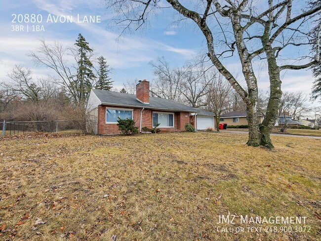 Building Photo - Welcome to this charming single-family ran...