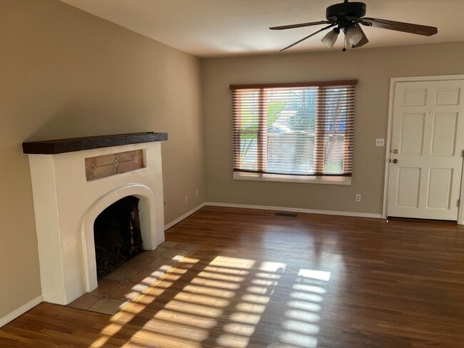 Building Photo - 3 Bedroom Home