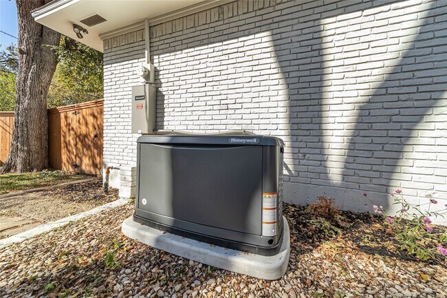 Building Photo - 5837 Clendenin Ave