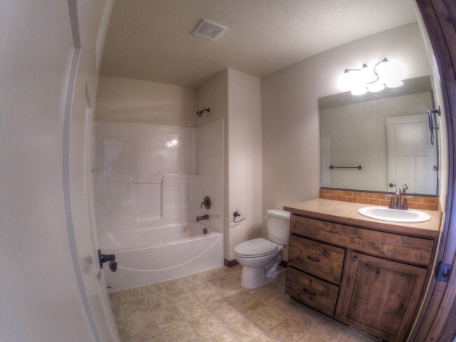 Building Photo - 2 Story in The Landings!