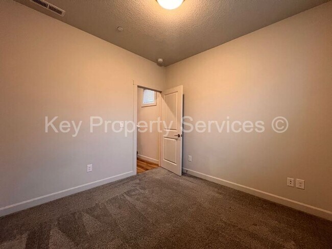 Building Photo - Woodland Townhome with Huge Tandem Garage