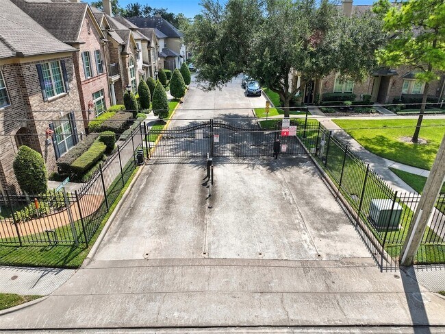 Building Photo - 1044 Memorial Village Dr