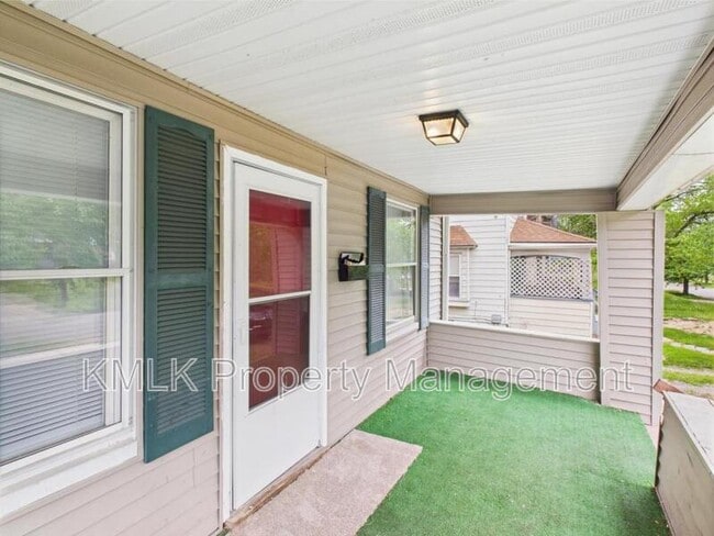 Building Photo - 84 E Mapledale Ave