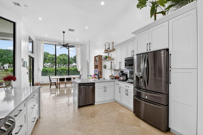 Building Photo - 10337 Trianon Pl