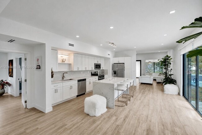 Building Photo - 180 SW 38th Ct