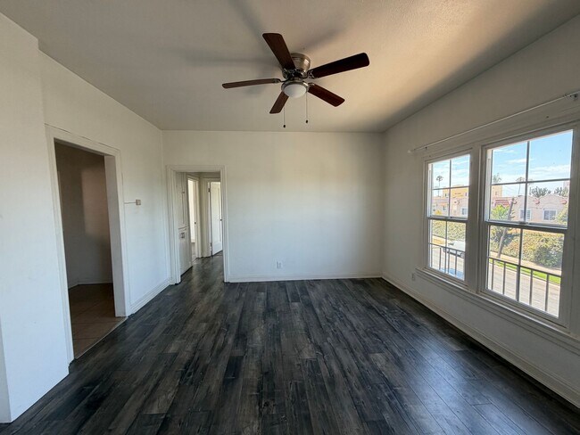 Building Photo - Mid-City Top Floor 2 Bedroom 1 Bath Gem