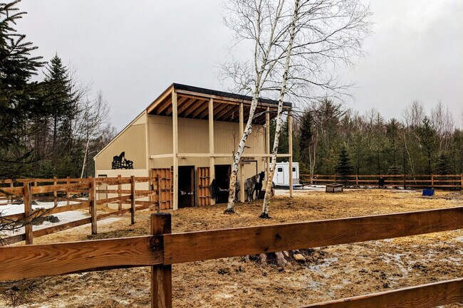 Building Photo - 140 Paquette Cir