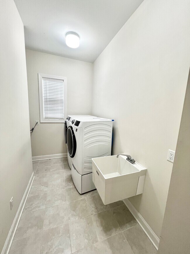 Building Photo - 110 Samjan Cir