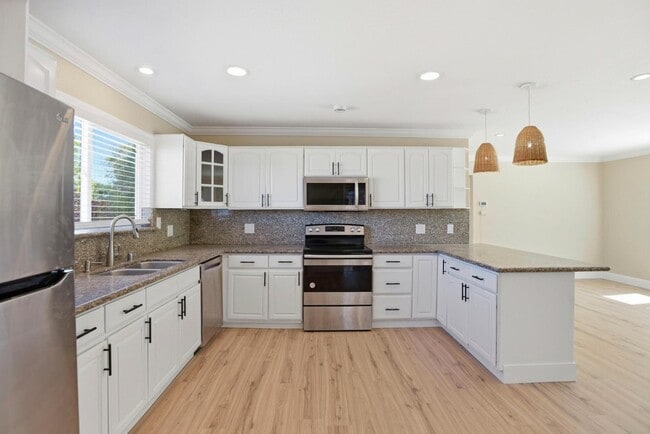 Building Photo - 400 La Casa Ave