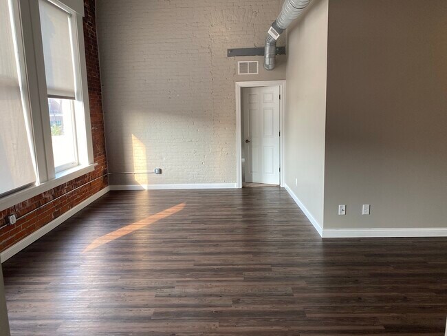 Building Photo - 1534 River Dr