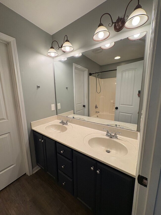 Building Photo - Lovely 3 Bed 2 Bath Raeford Home