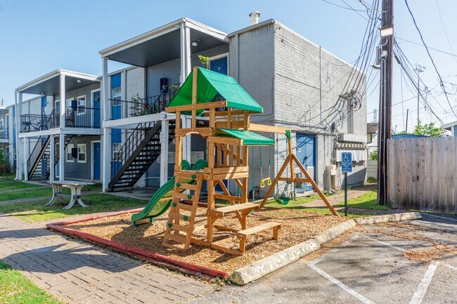 Building Photo - HALF OFF ON FIRST MONTHS RENT MOVE-IN SPECIAL