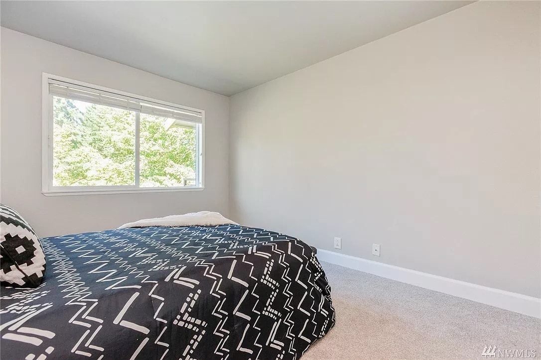 Building Photo - 9800 Roosevelt Way NE