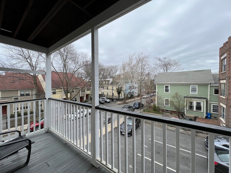 Building Photo - 222 River St