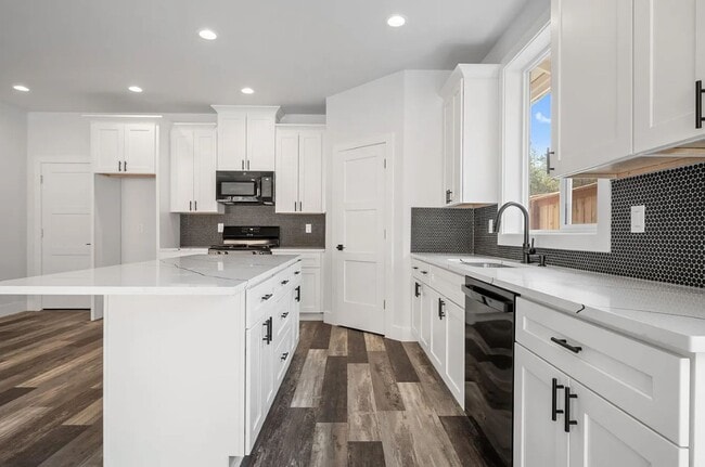 Building Photo - Coming Soon – Modern 3 Bedroom, 2 bath Home!