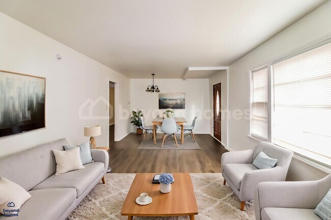 Building Photo - This 3 bedroom / 1 full bath and 1,284 sq feet House will Blow Your Mind!