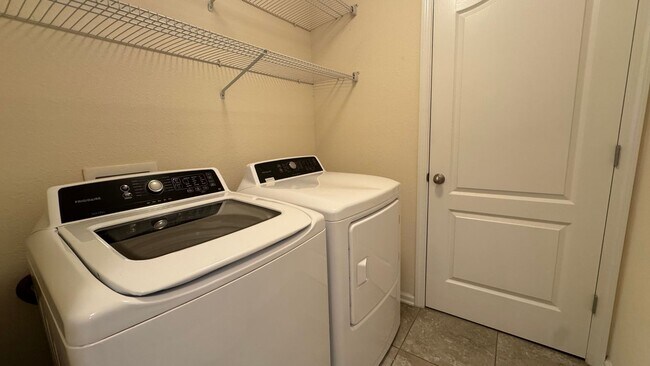 Building Photo - 2/2.5 Townhome in Prestwick – Garage & Screened Patio