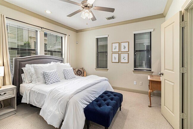 Building Photo - 1320 W 25th St