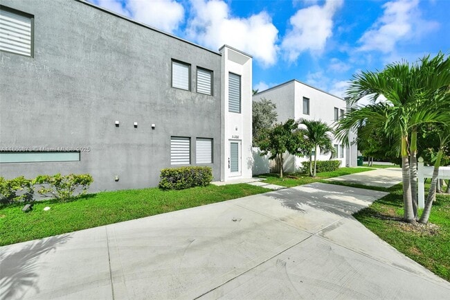 Building Photo - 18750 SW 117th Ave