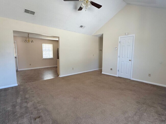 Building Photo - MOVE-IN READY! (Pet Friendly)