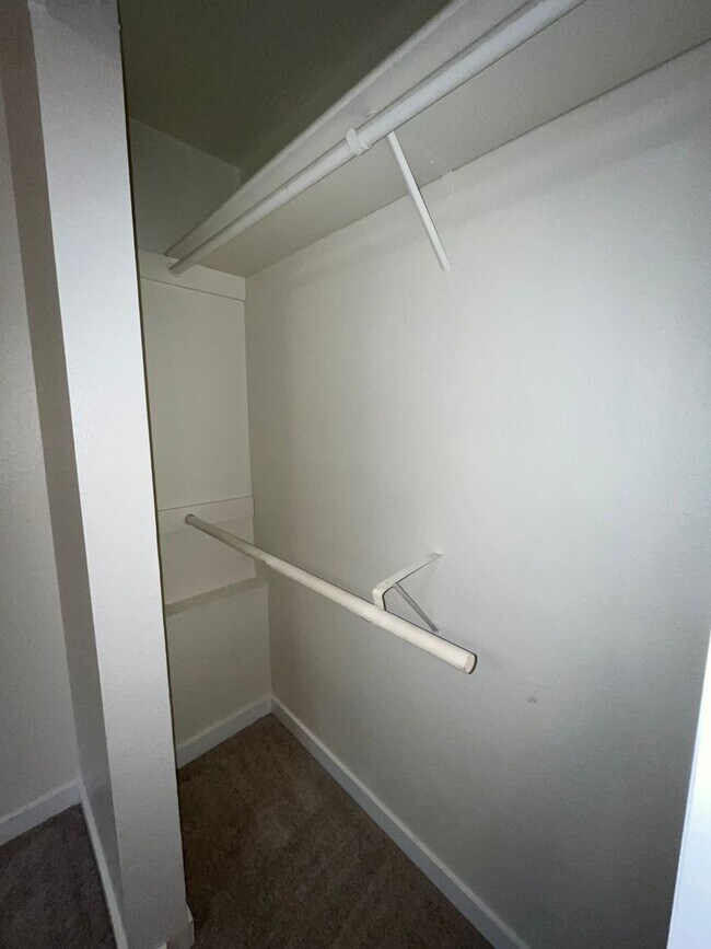 Building Photo - 039 - 2 bed, 2 bath condo minutes from Red...