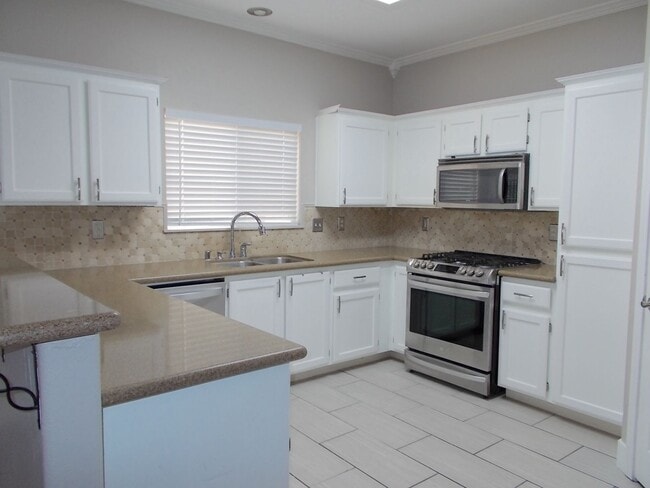 Building Photo - Spacious 4-Bedroom Home with Pool & 3-Car ...