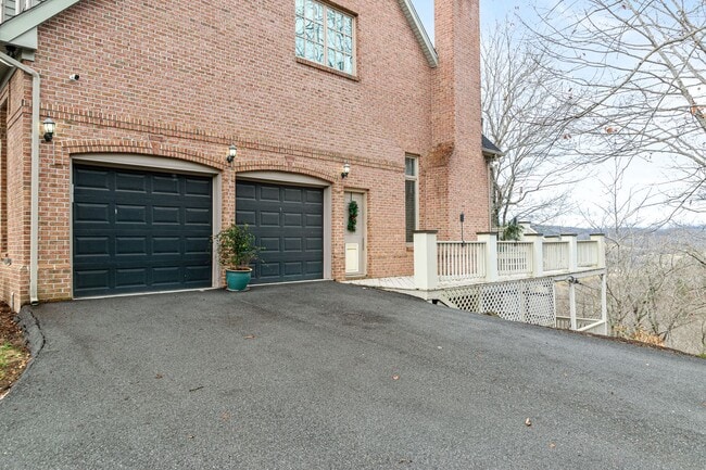 Building Photo - Rent Special! See Description! Spacious Ho...