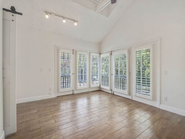 Building Photo - Charming 1/1 condo near Lake Virginia