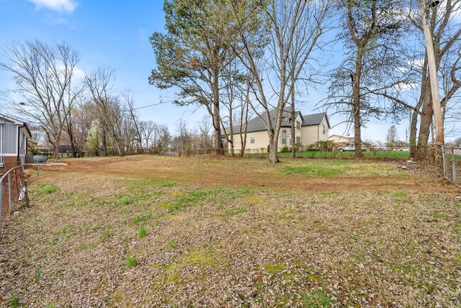 Building Photo - 2214 Glory Dr