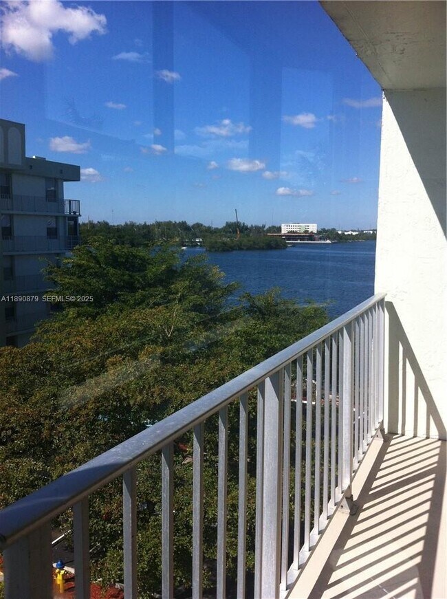 Building Photo - 16558 NE 26th Ave