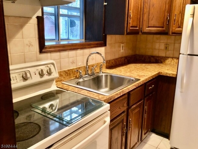 Building Photo - 27 Old Rte 23