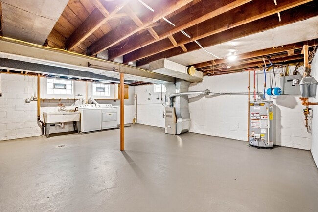 Building Photo - AVAILABLE AUGUST 1ST! STUNNING 3 BEDROOM IN BEECHVIEW!