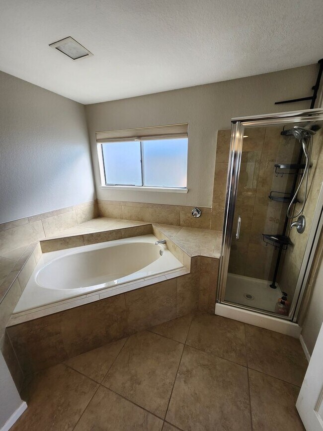 Building Photo - Charming Single-Story Home