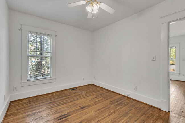 Building Photo - Charming Sylvan Park Shotgun Apartment in a Darling Triplex!