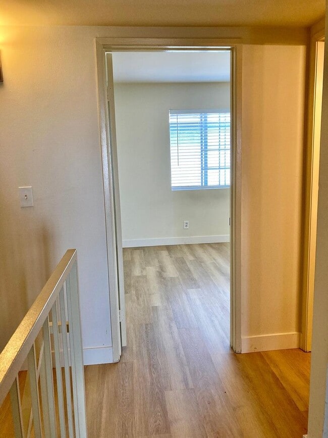 Building Photo - Charming 2 Bedroom 2 Bath townhouse with a balcony in La Crescenta.