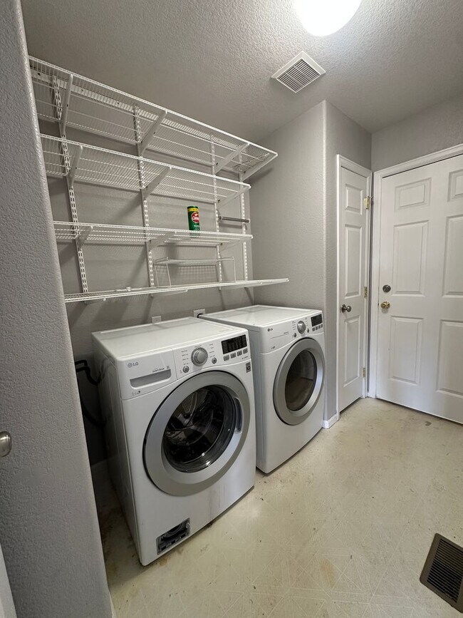 Building Photo - 5 bedroom single family house in Englewood