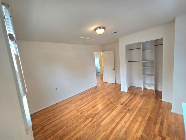 Building Photo - Spacious Five Bedroom