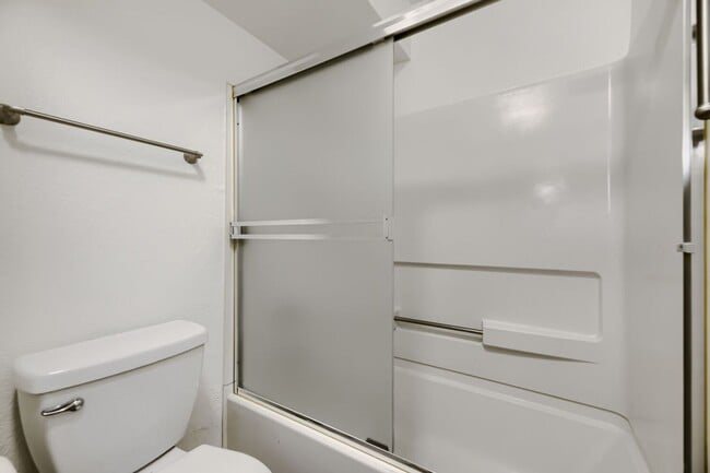 Building Photo - Updated 1 Bedroom Condo Near DTC Available Now